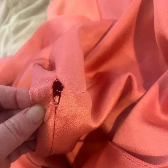 Alexis Raine Jumpsuit ​/​ Mono largo satinado color Salmón Large - Picture 9 of 10